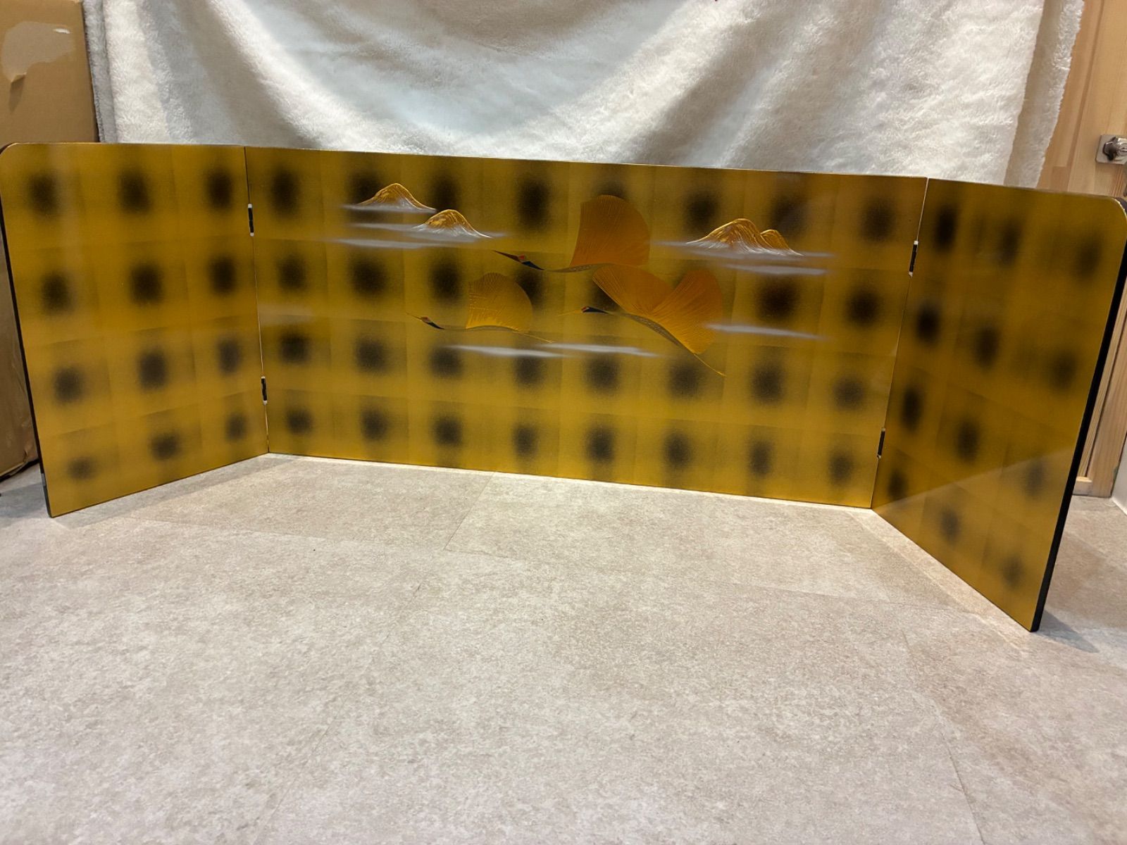 御屏風 山嶺に舞う鶴 三曲一帖 浮き彫り細工