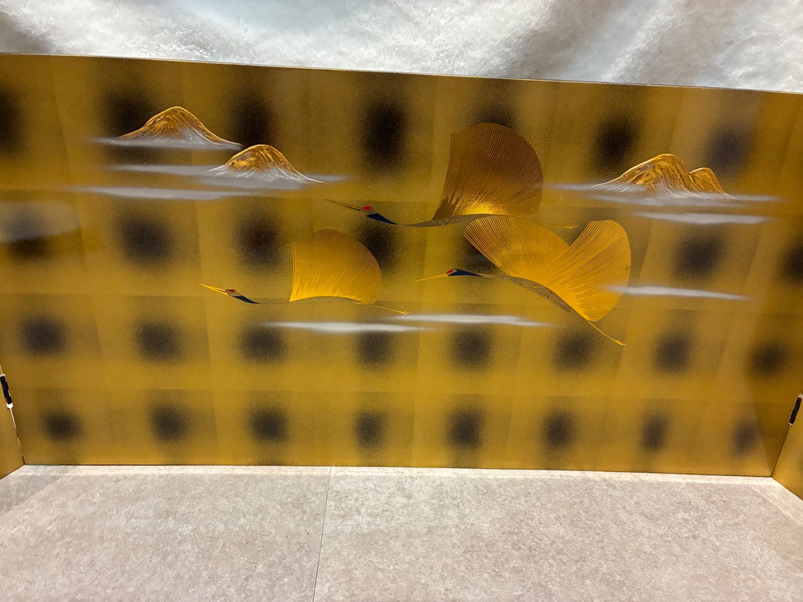 御屏風 山嶺に舞う鶴 三曲一帖 浮き彫り細工