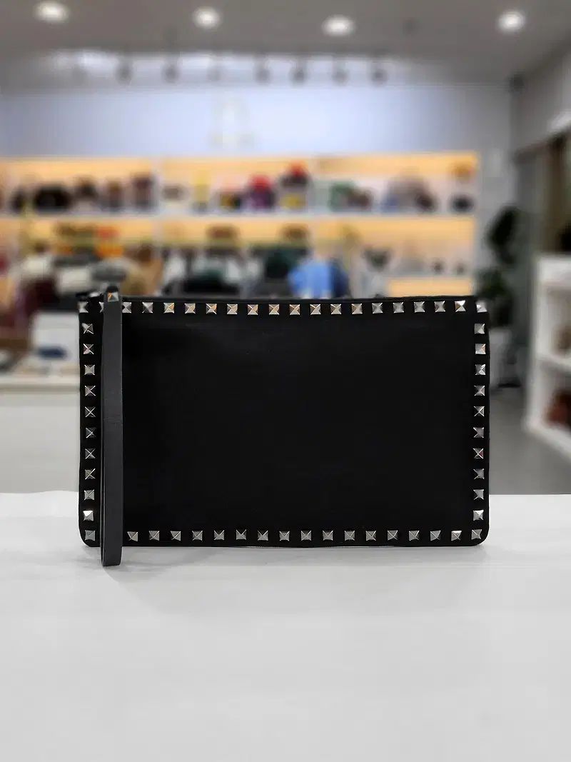 ヴァレンティノ ロックスタッズ クラッチバッグ P0692