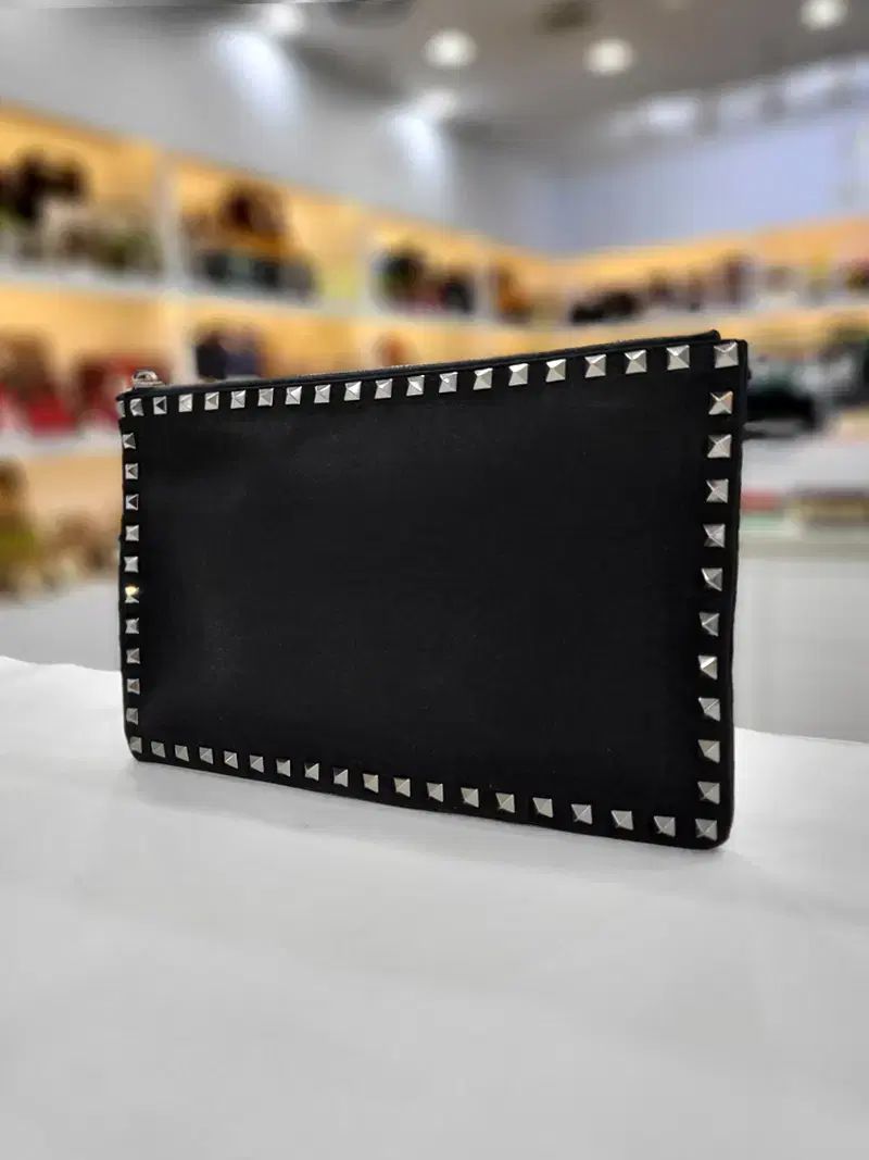 ヴァレンティノ ロックスタッズ クラッチバッグ P0692