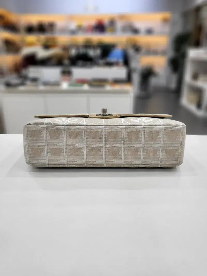 シャネル ファブリック シルバー ショルダーバッグ 6番台 DECORATOM_COM_BR