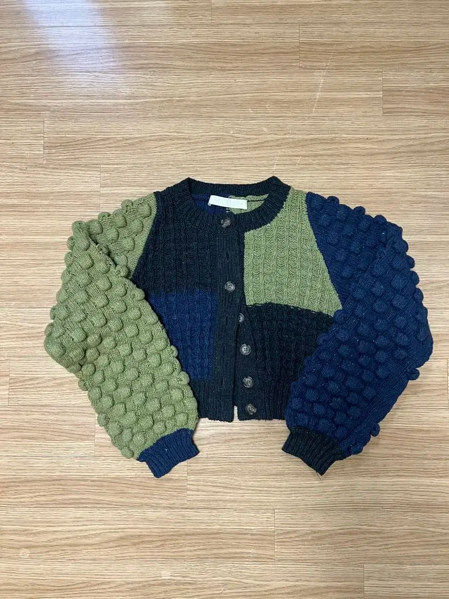 ライン半クロップドカーディガン