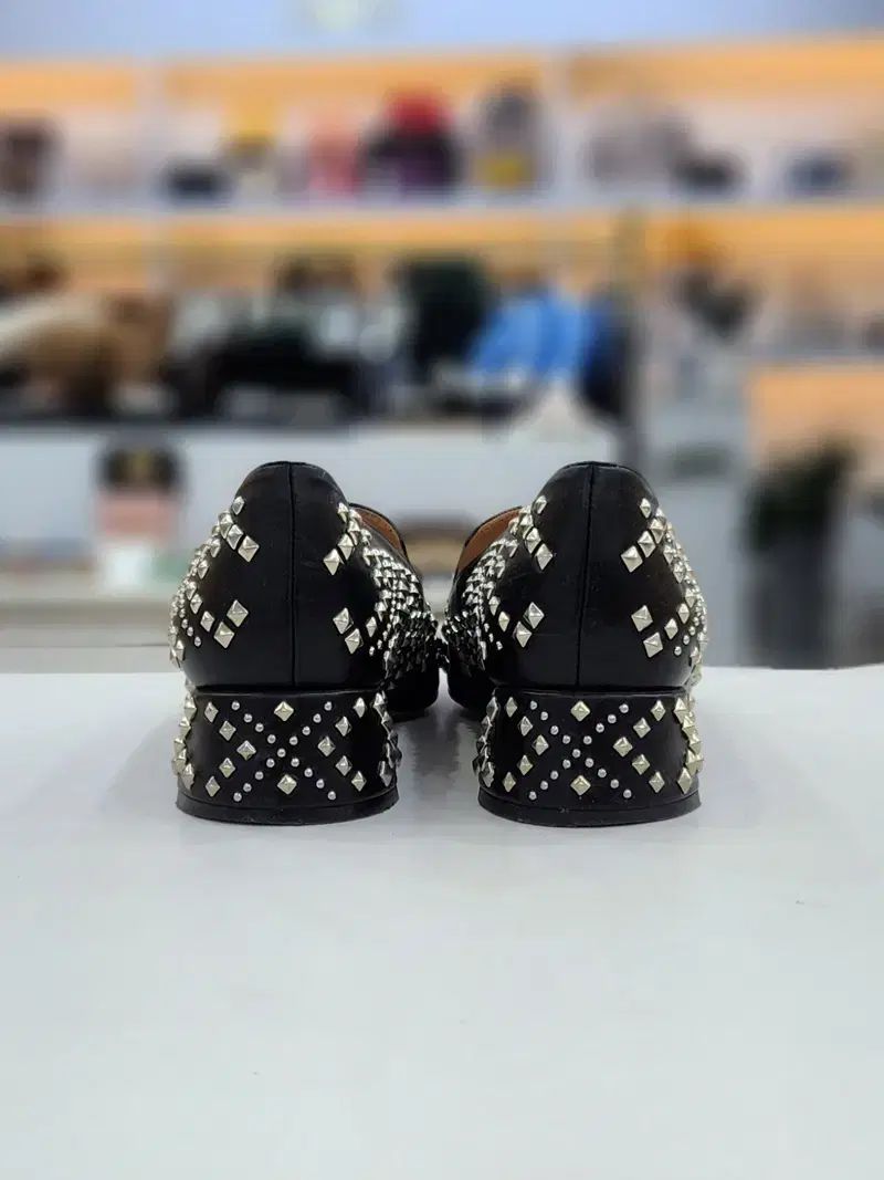 スタッズ ローファー