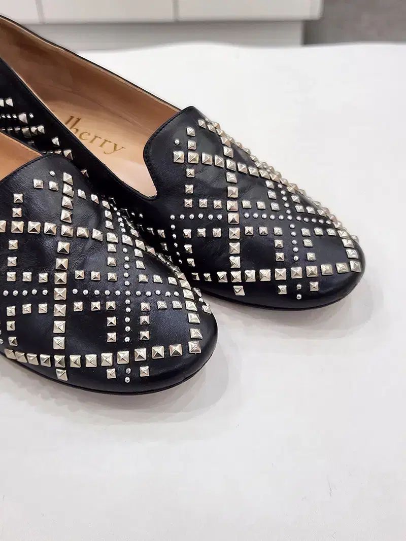 スタッズ ローファー