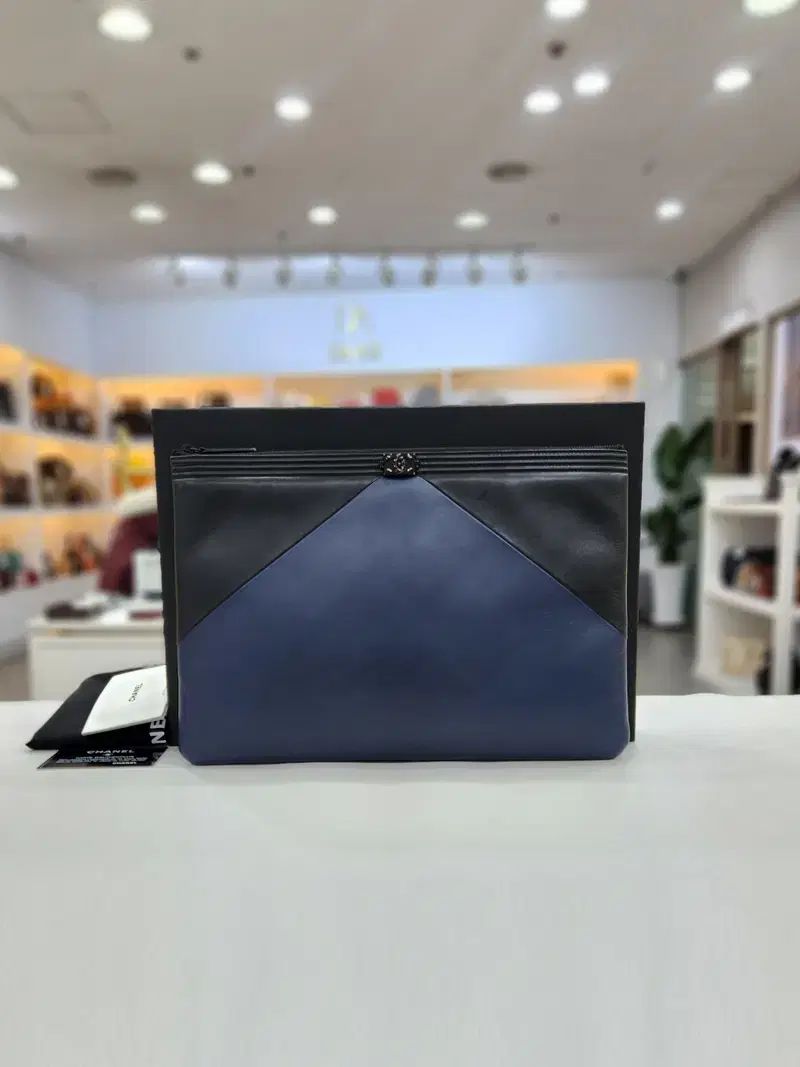 シャネル ボーイ シャネル ラージ ツートン クラッチバッグ 24番台