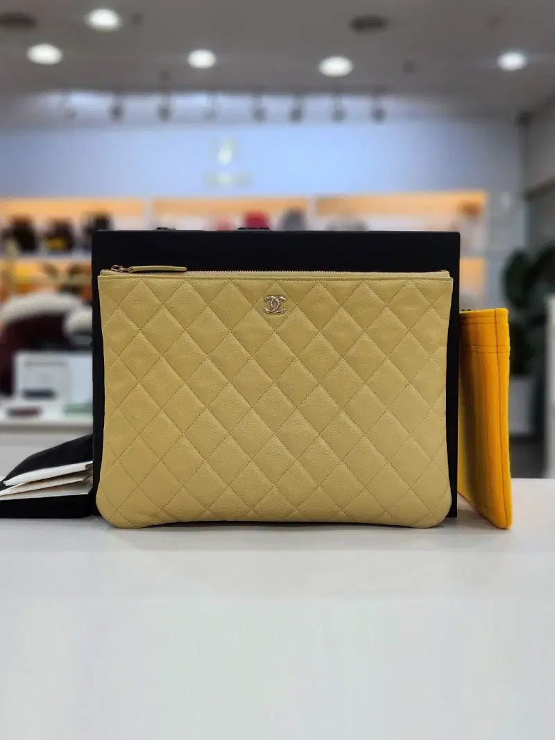 シャネル CHANEL クラシック Classic キャビア地 ニューミディアム Mサイズ ゴールド 金장 クラッチバッグ 付き チャーム a82545