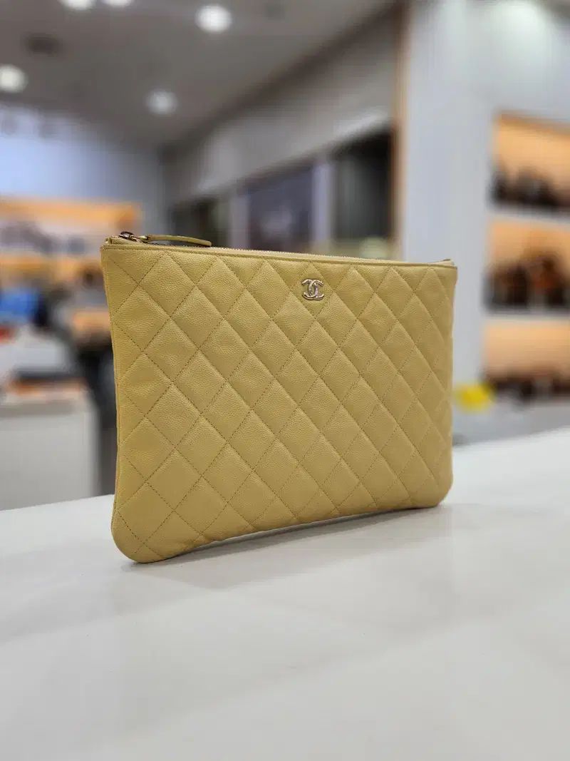 シャネル CHANEL クラシック Classic キャビア地 ニューミディアム Mサイズ ゴールド 金장 クラッチバッグ 付き チャーム a82545