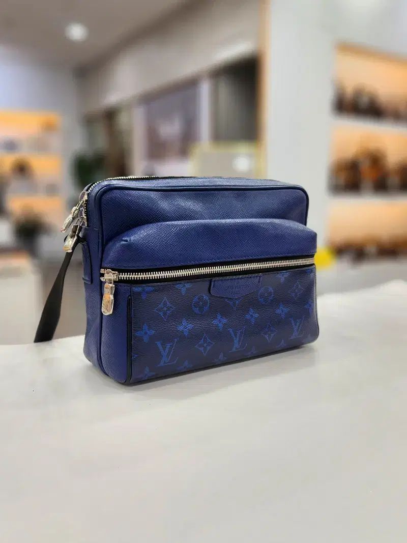 ルイヴィトン アウトドア メッセンジャー クロスバック m30242