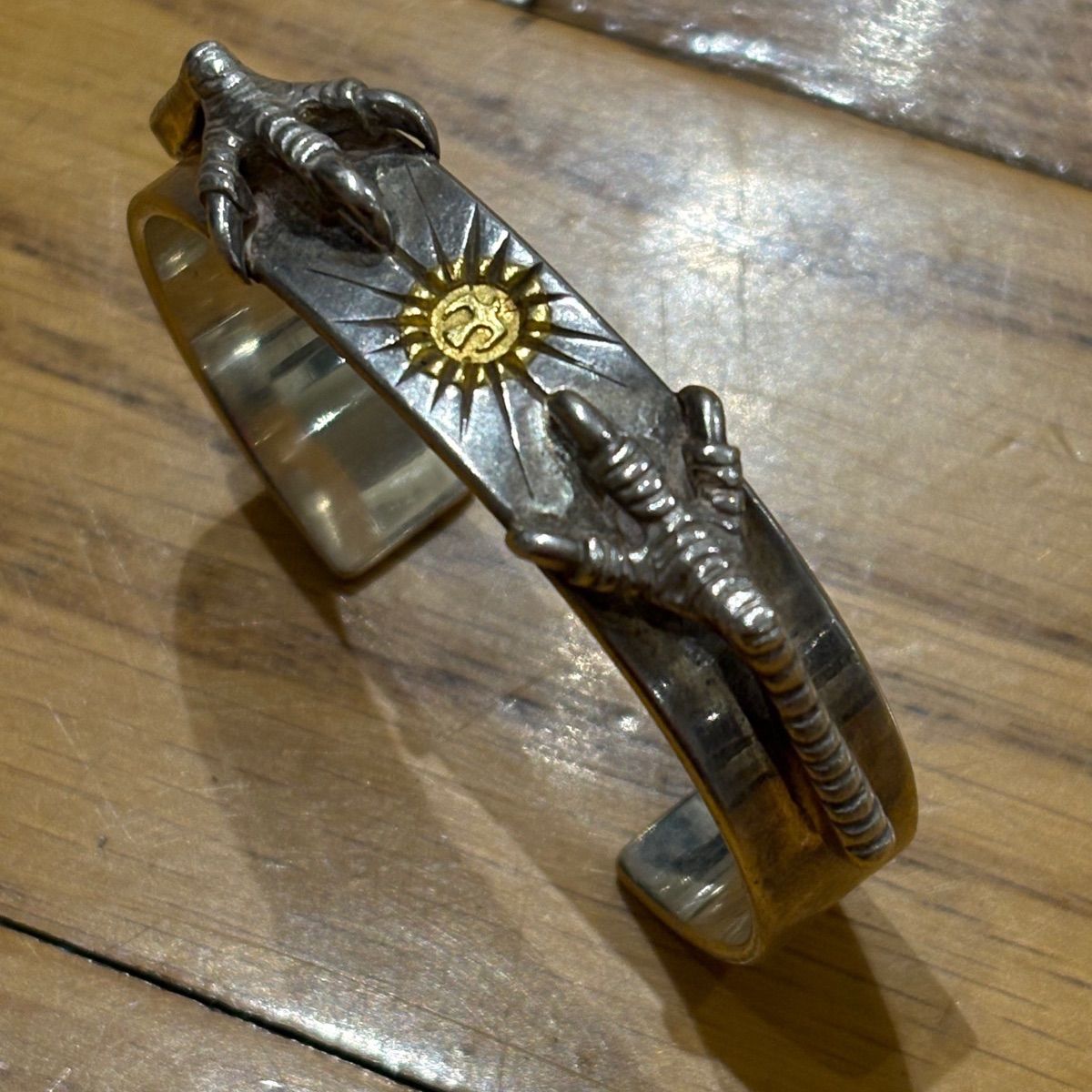 THE SUN 太陽彫りイーグルクロー付きバングル Sサイズ