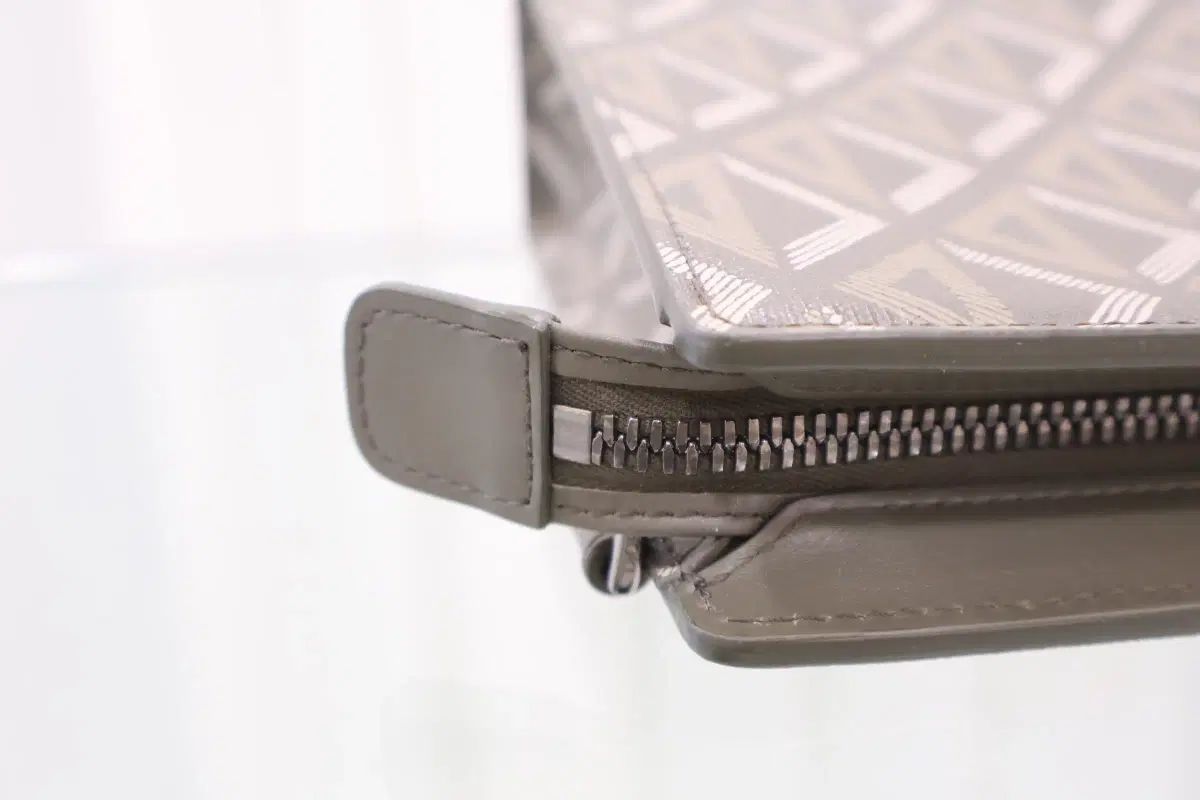 エッセンシャル クラッチバッグ