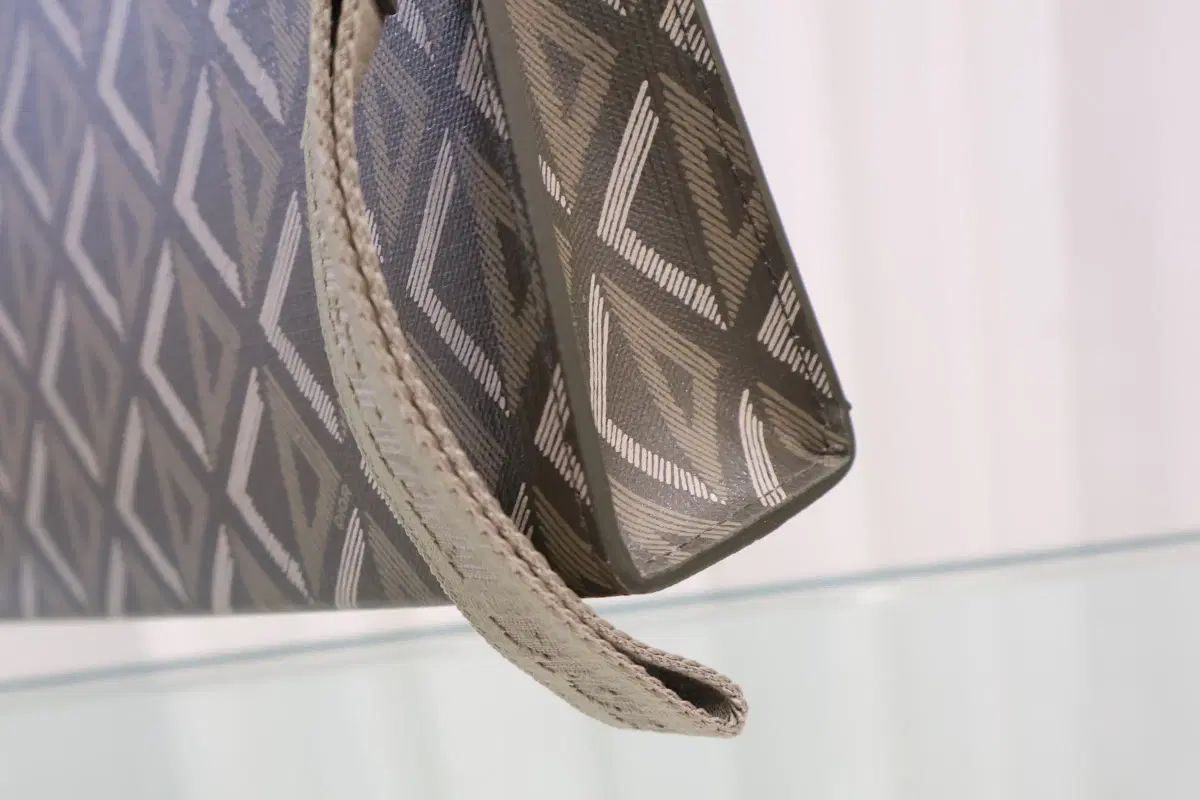 エッセンシャル クラッチバッグ