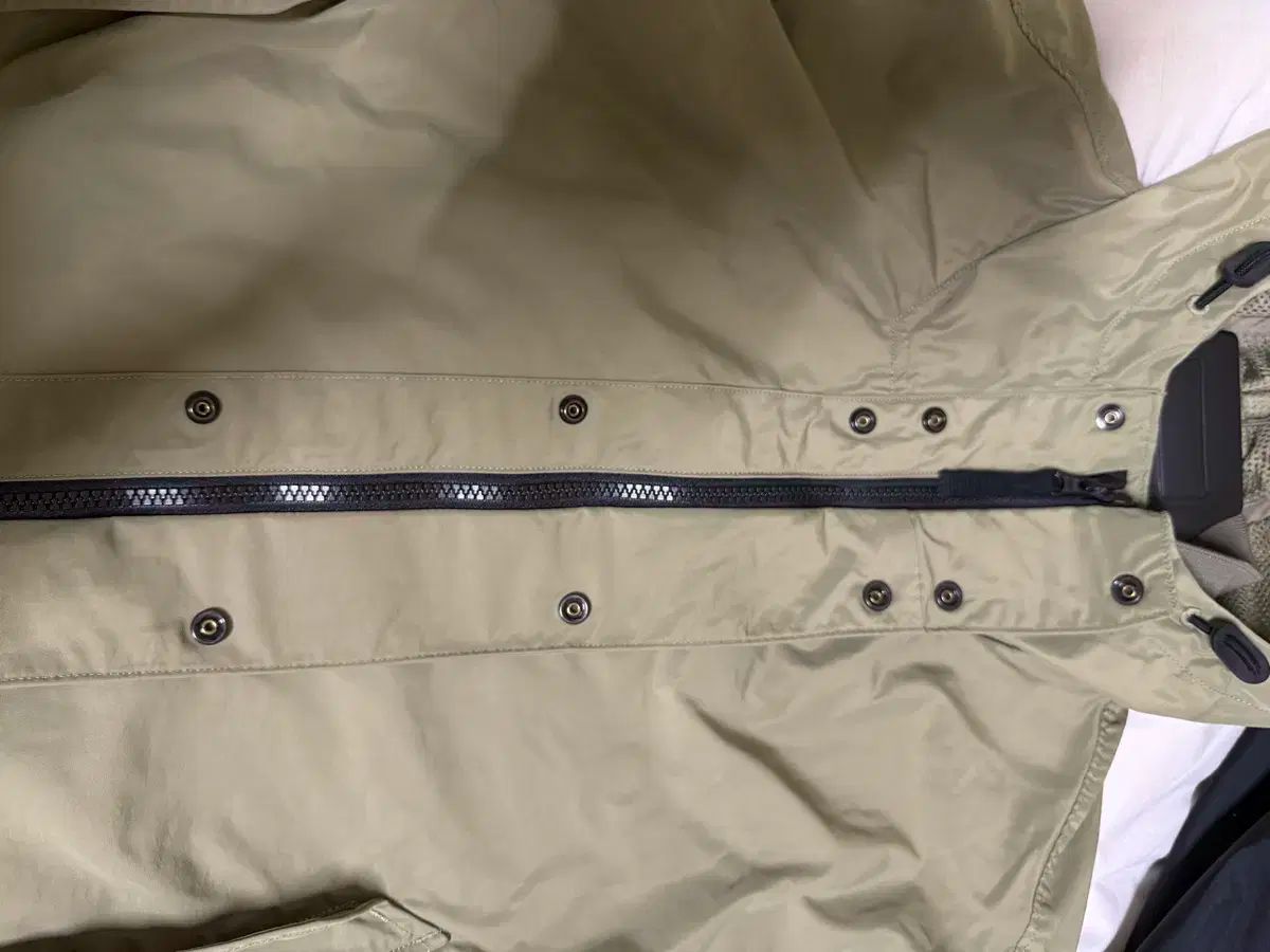 ラブス ウィンドブレーカー