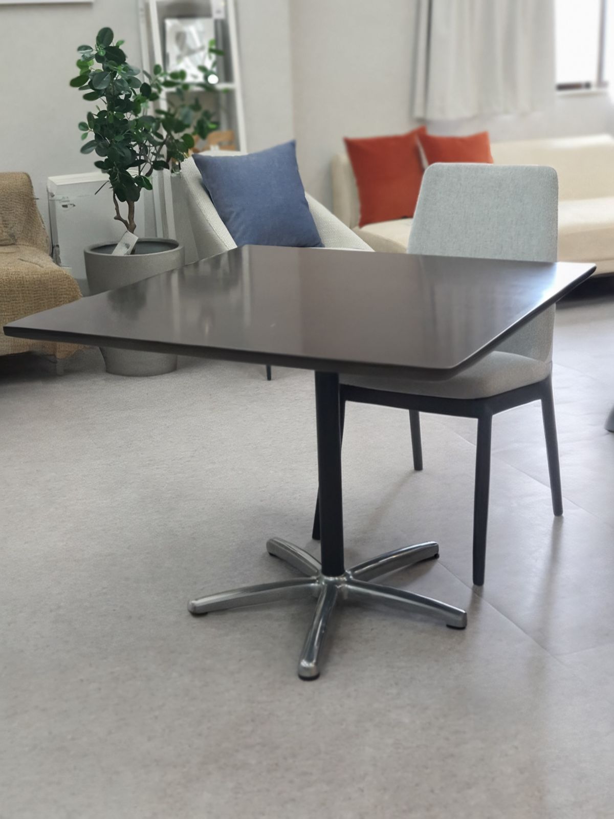 純喫茶風90センチ角ダイニングテーブル パブリック株式会社