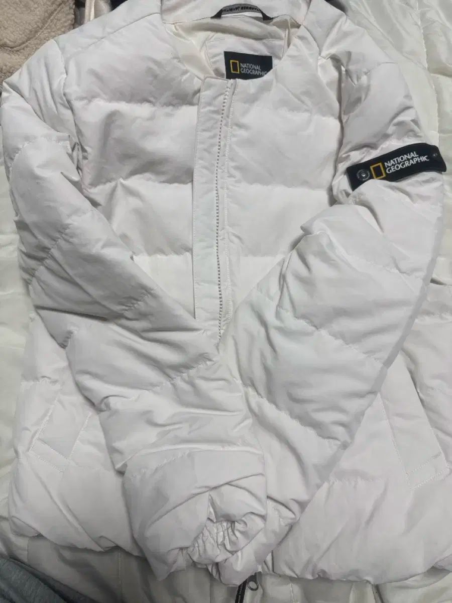 ナショナルジオグラフィック 軽量ダウン