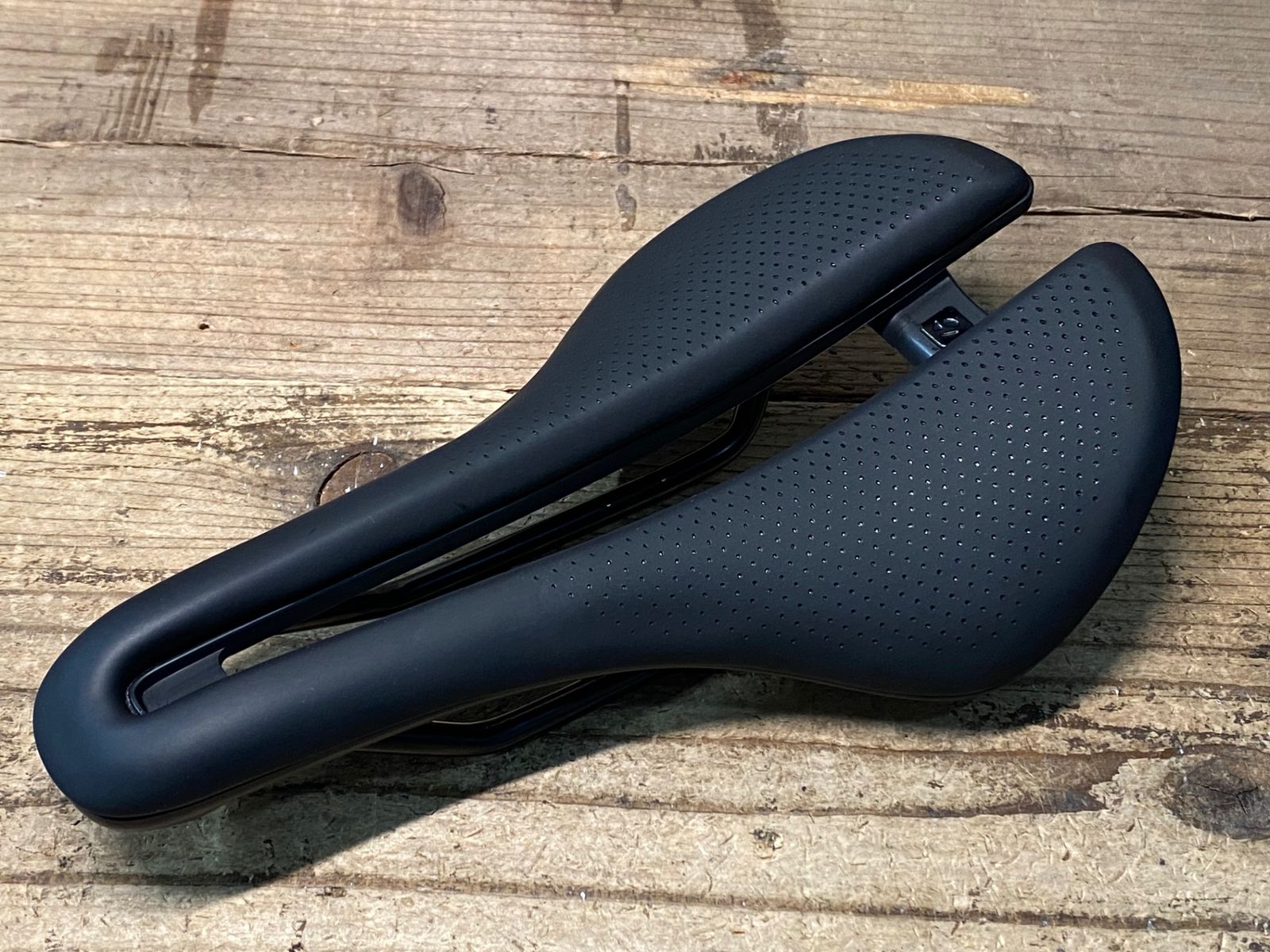 JN559 ボントレガー BONTRAGER アイオロス AEOLUS ELITE サドル 145mm