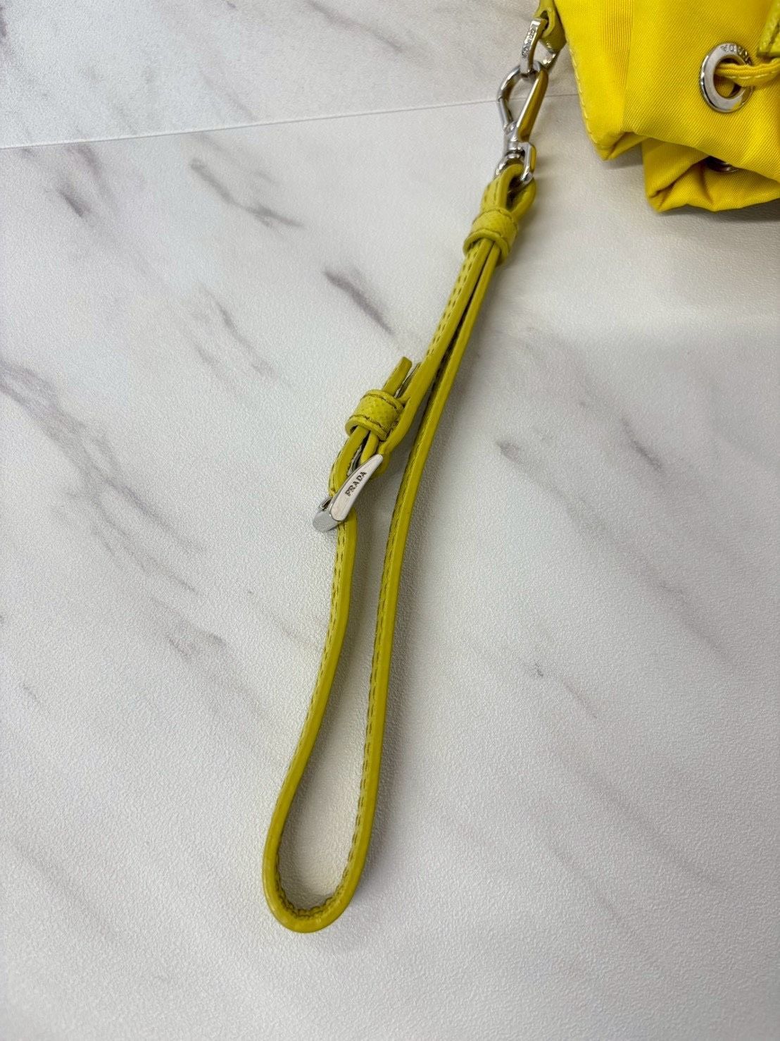 PRADA プラダ 巾着 袋 ミニ ポーチ ストラップ付 Nylon ナイロン 黄色 イエロー トライアングル ロゴ ワッペン メンズ レディース 小物 DECORATOM_COM_BR