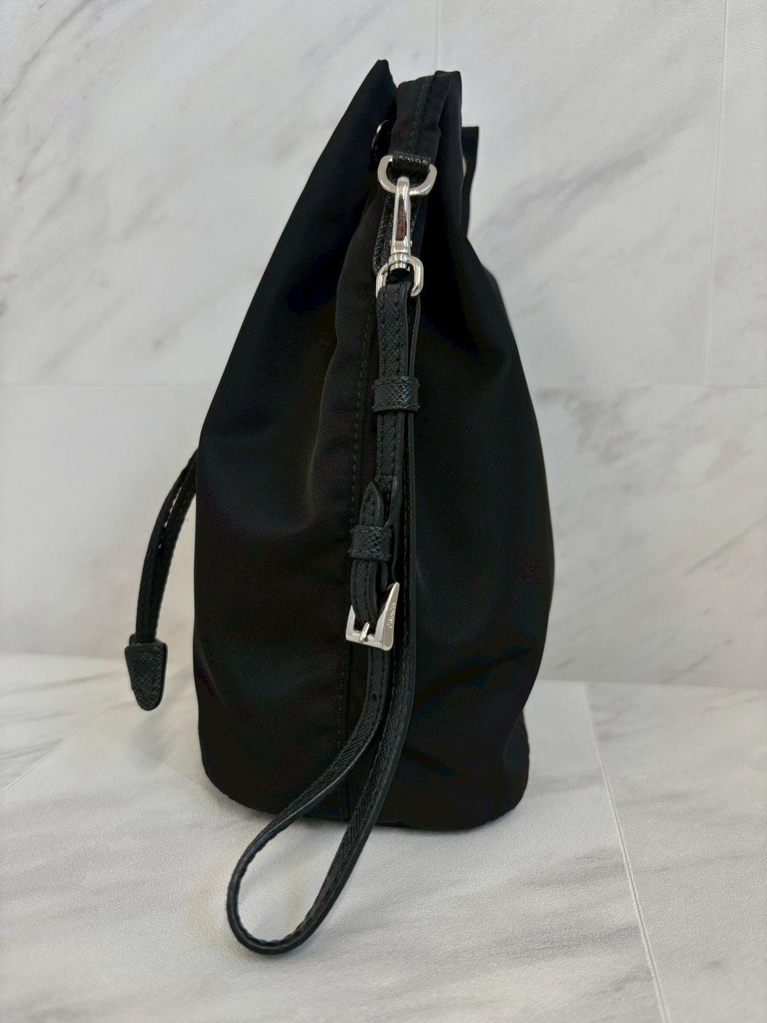 PRADA プラダ 巾着 袋 ミニ ポーチ ストラップ付 Nylon ナイロン 黒 ブラック トライアングル ロゴ ワッペン メンズ レディース 小物 DECORATOM_COM_BR