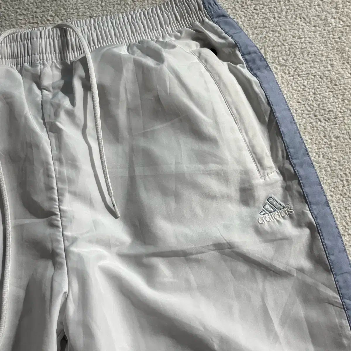 アディダス 必須アイテム スクール シナモロール 白 シャカシャカ素材 トラックパンツ