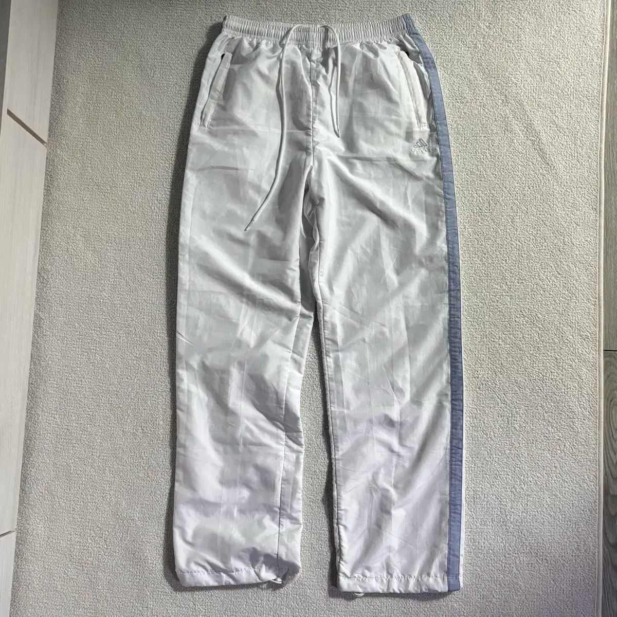 アディダス 必須アイテム スクール シナモロール 白 シャカシャカ素材 トラックパンツ