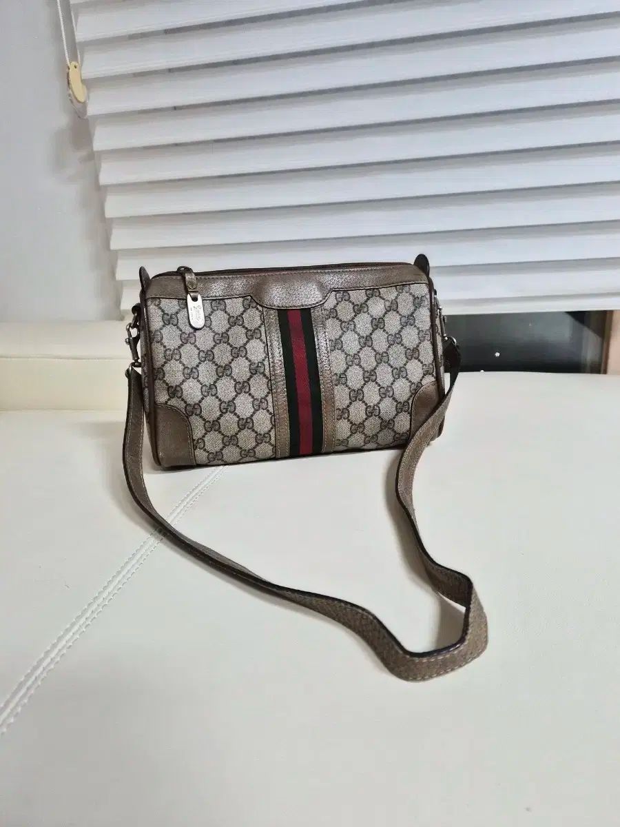 グッチ ヴィンテージ 3本線クロス