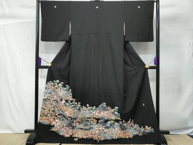 【ナツ】着物リメイク　黒留袖　駒刺繍　枝花文　暈し　金彩　ドレス 平和屋着物□豪華黒留袖 駒刺繍 枝松風景文 金彩 正絹 逸品 CAAY5717fb