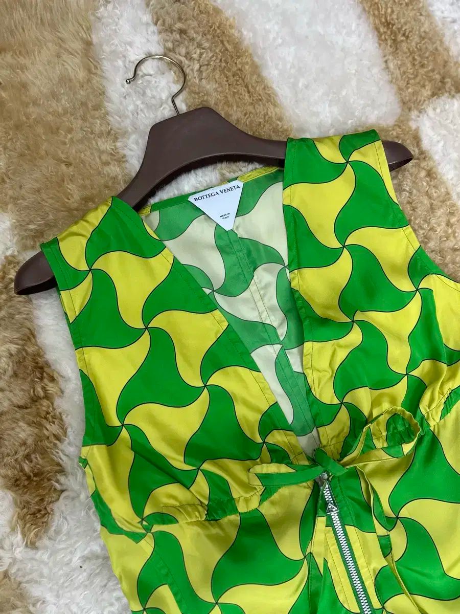 38 ボッテガ ヴェネタ 22SS シルク ONE PIECE モデルショット添付
