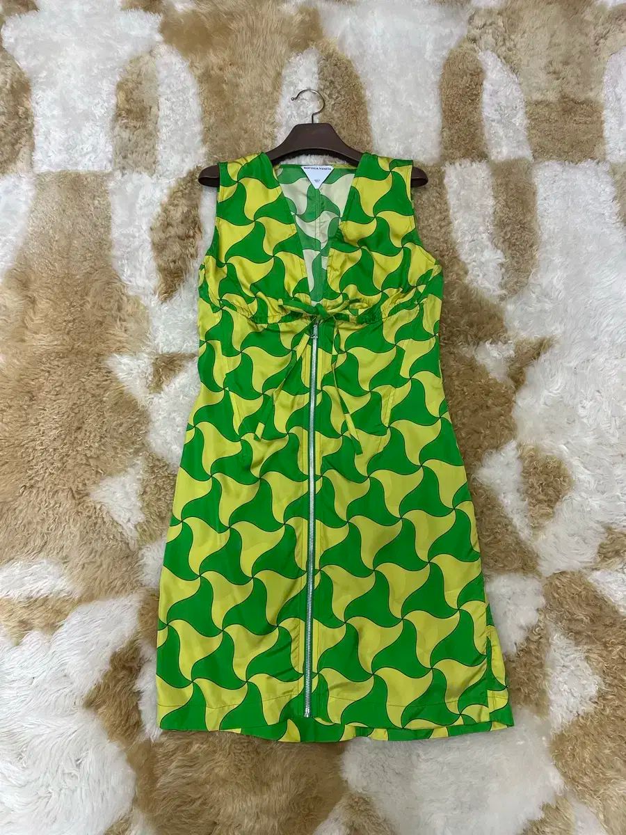 38 ボッテガ ヴェネタ 22SS シルク ONE PIECE モデルショット添付