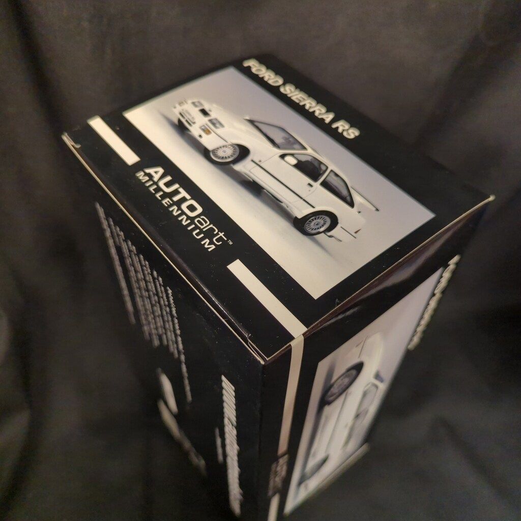 AUTOART 1 18 FORD SIERRA RS COSWORTH WHITE 72862