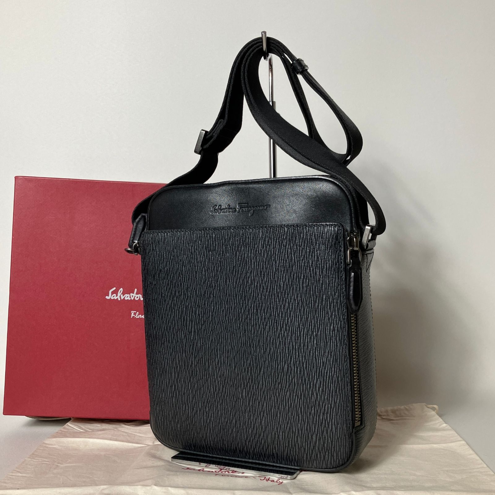 2508-358｜ ｜フェラガモ ショルダーバッグ レザー ブラック