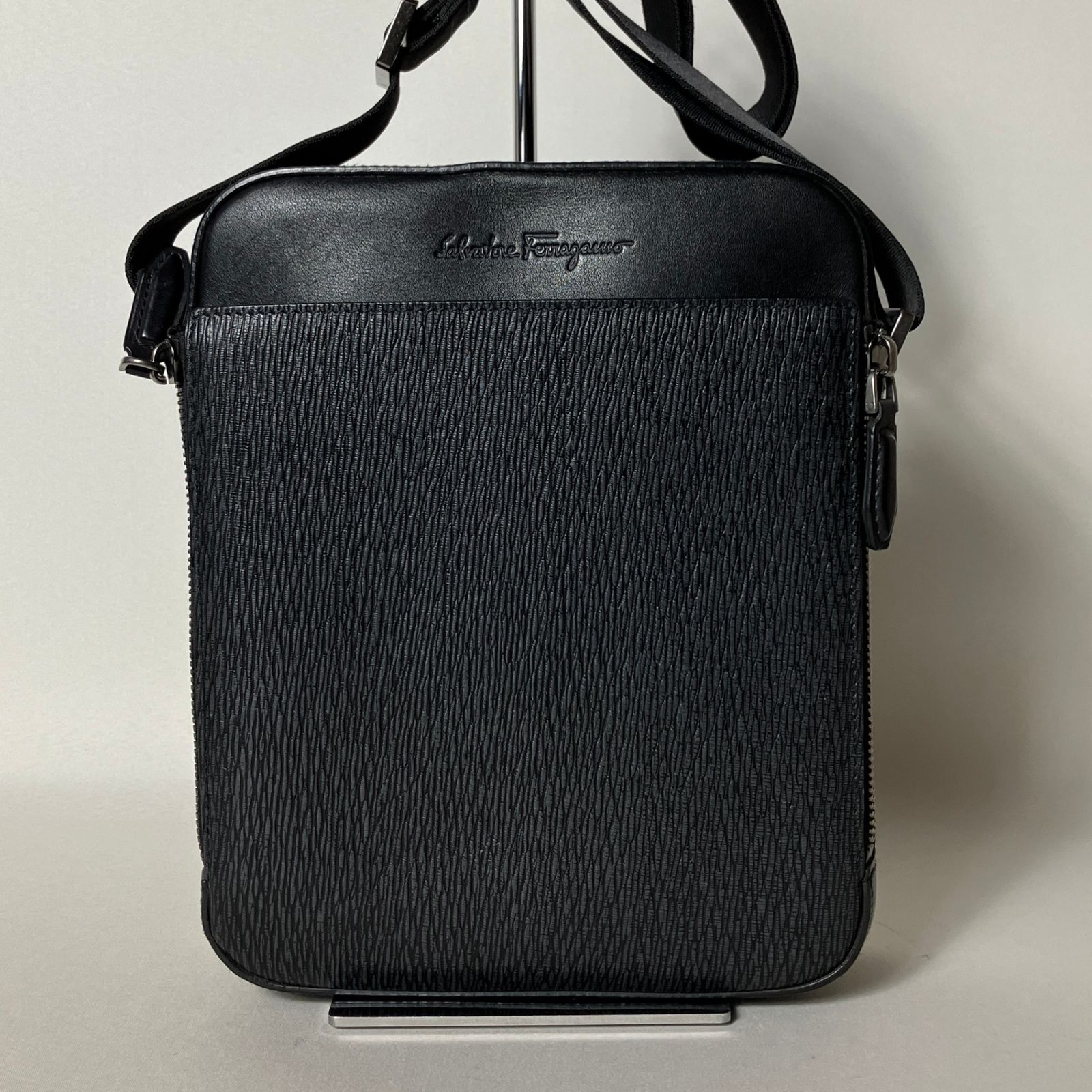 2508-358｜ ｜フェラガモ ショルダーバッグ レザー ブラック