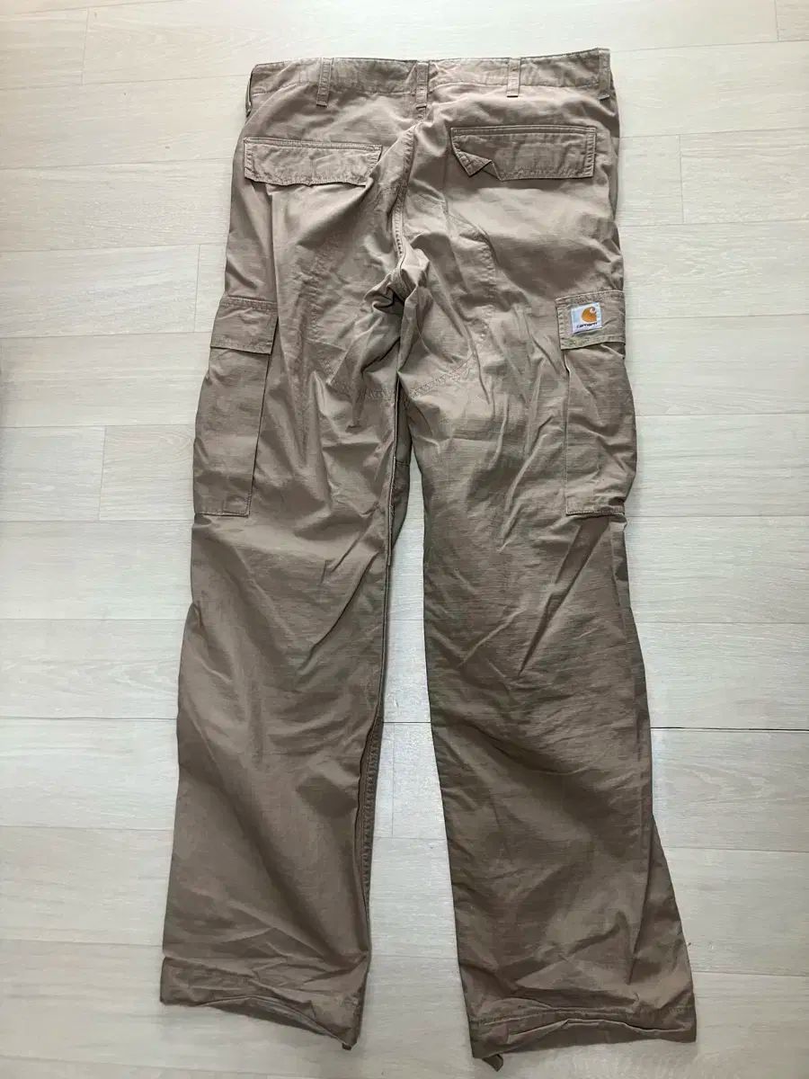 カーハート レギュラー カーゴ ベージュ