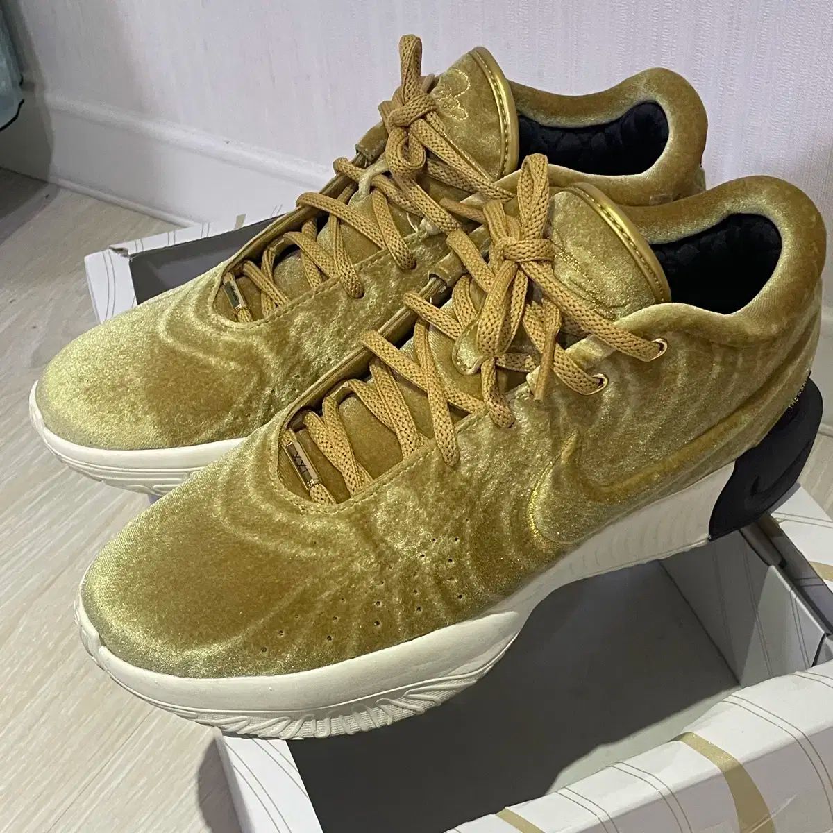 270 NIKE ツアーベルベット GOLD スポーツスニーカー