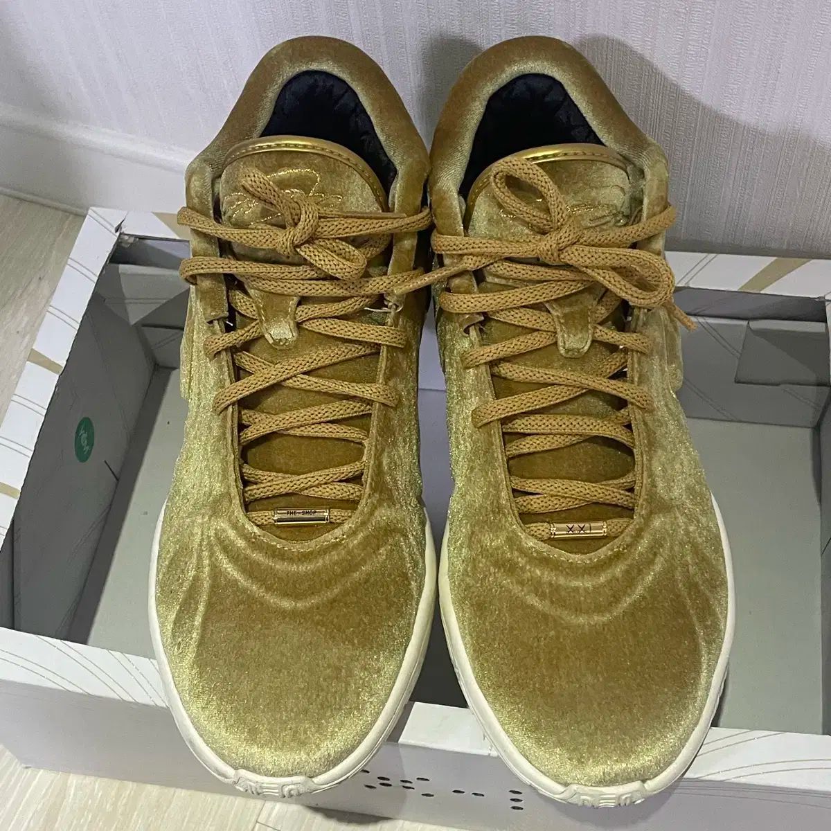 270 NIKE ツアーベルベット GOLD スポーツスニーカー