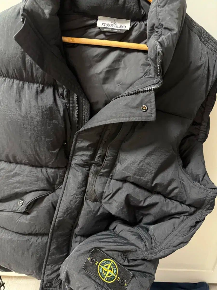 ストーンアイランド クリンクルレップス ブラック ダウンベスト