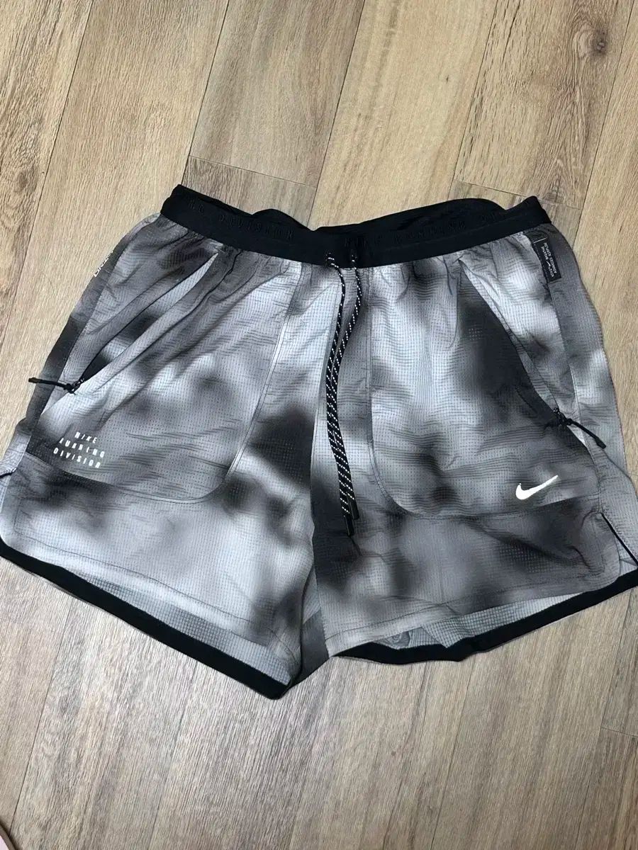 ナイキ ランニング ディヴィジョン ハーフパンツ ブラック グレー M