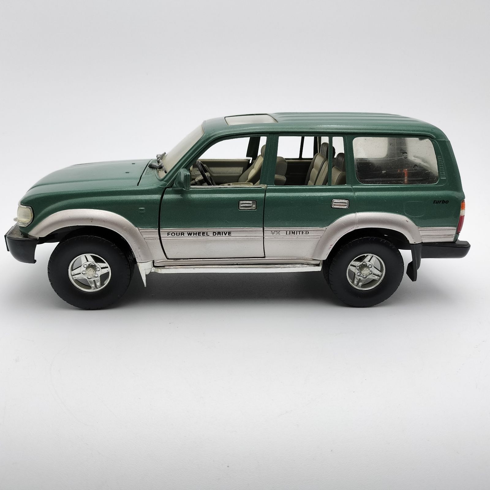 Road Tough】1992 TOYOTA LAND CRUISER SCALE 1/18 トヨタ