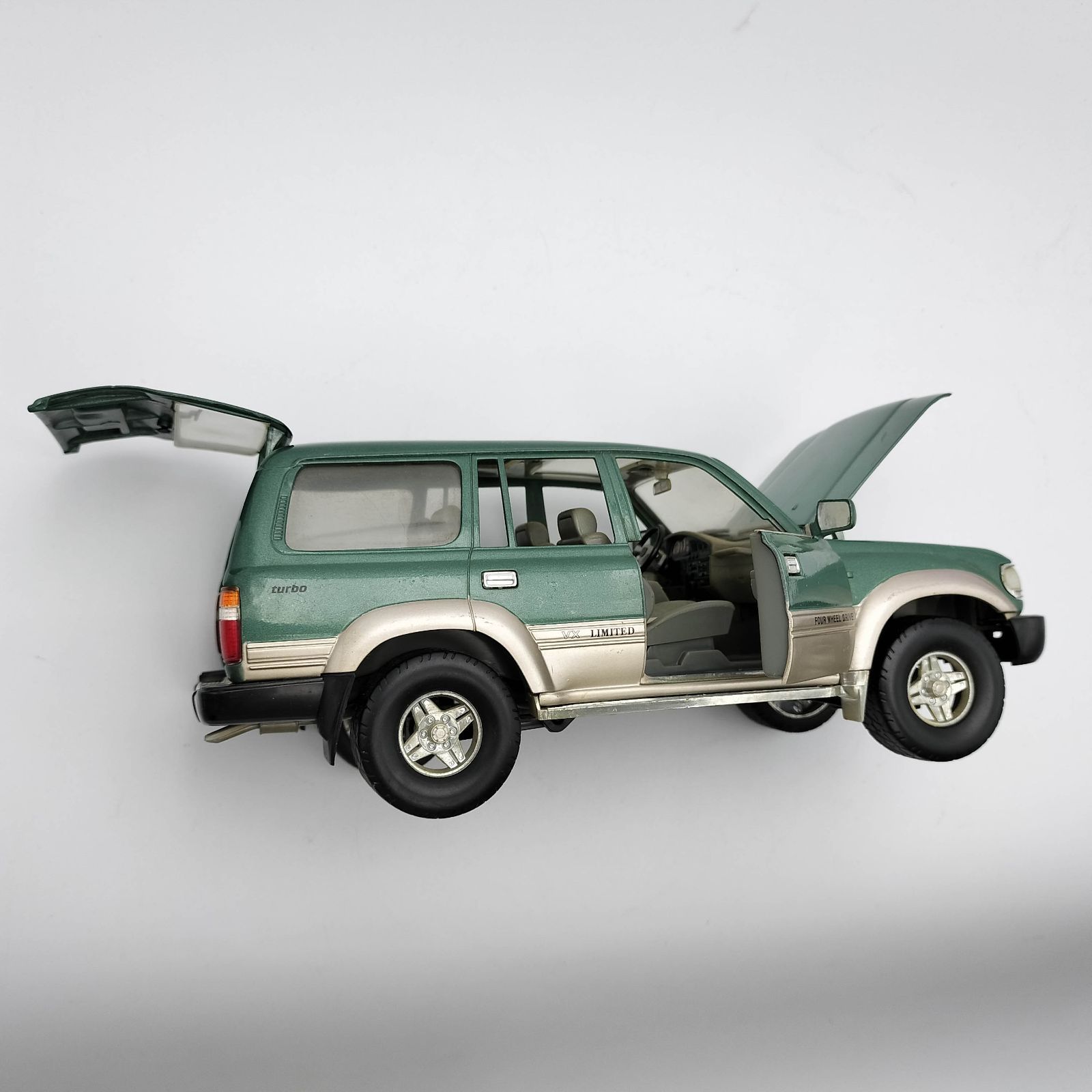 Road Tough】1992 TOYOTA LAND CRUISER SCALE 1/18 トヨタ