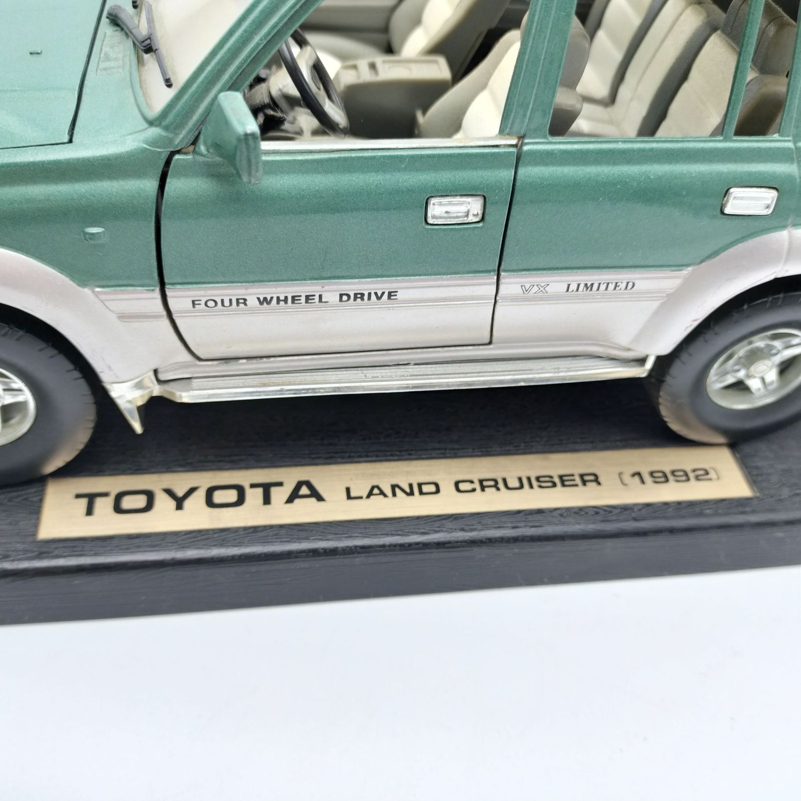 TOYOTA LAND CRUISER (1992) ミニカー 1:18 Road Tough】1992 TOYOTA LAND CRUISER SCALE 1/18 トヨタ