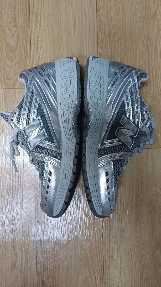 ニューバランス 1906R下部 グレー シルバー メタリック