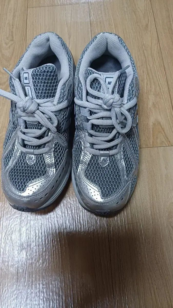 ニューバランス 1906R下部 グレー シルバー メタリック