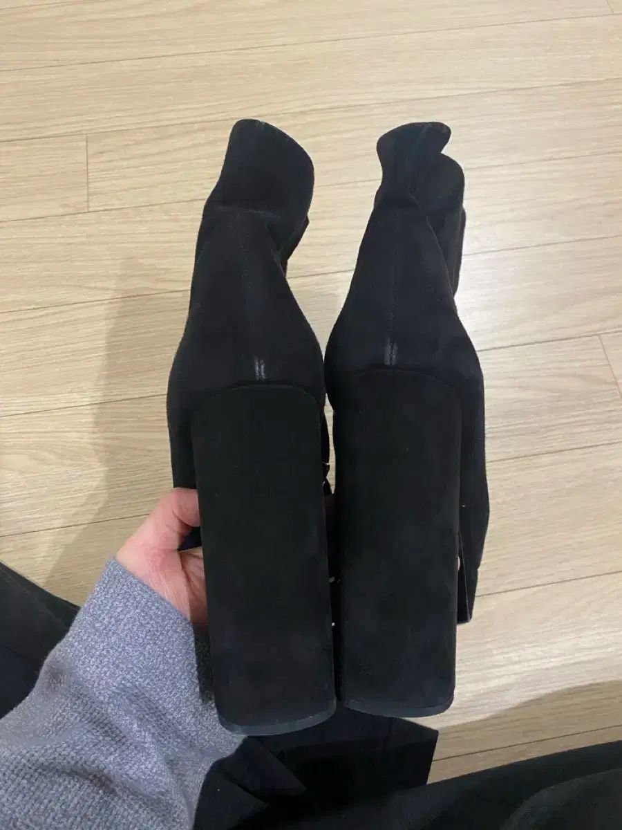 プラダ ブラック スウェード フラットフォーム ヒール ブーツ