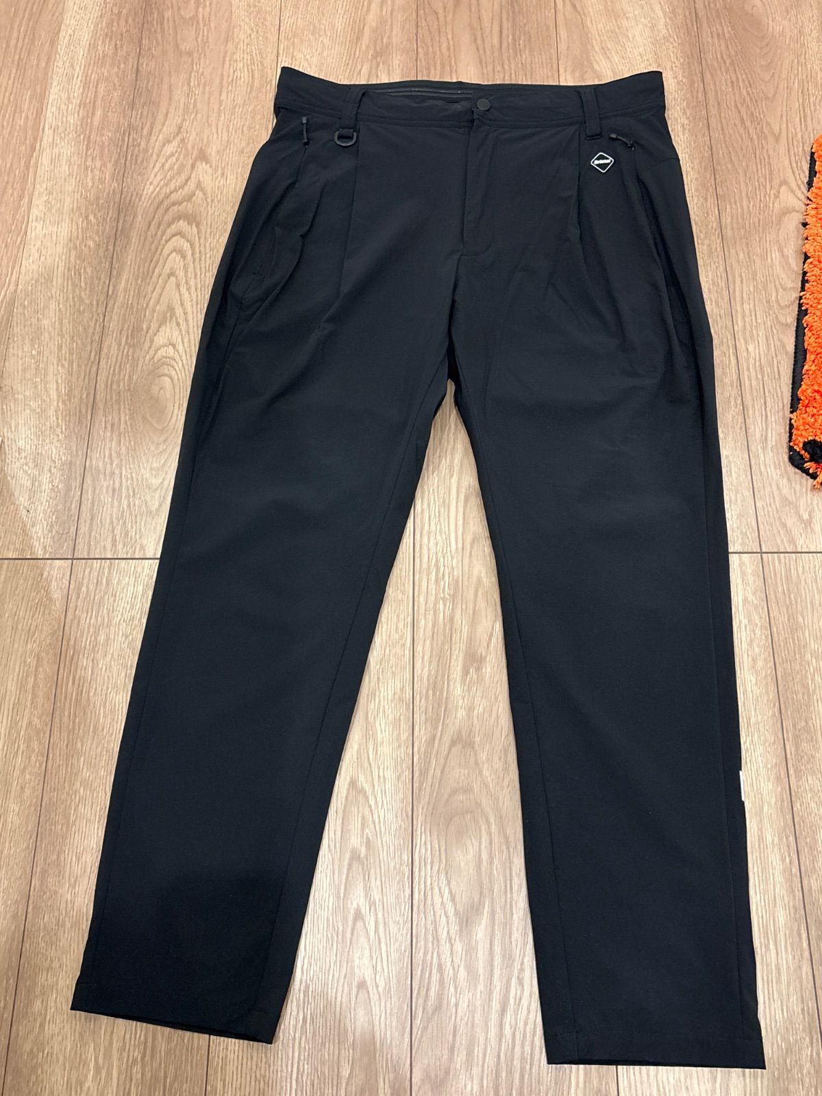 FCRB bristolバック左脛Bri sロゴ1タックナイロンパンツ 黒白Mサイズ