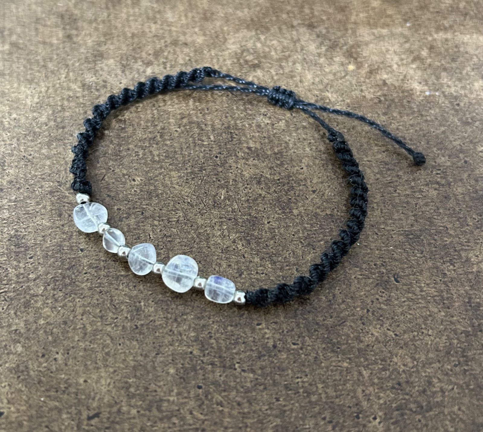 レインボームーンストーン マクラメ ブレスレット - メルカリ