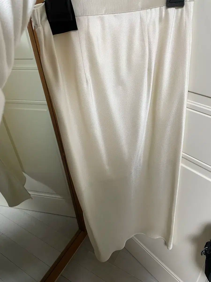 the CASHMERE 新 サテン スカート