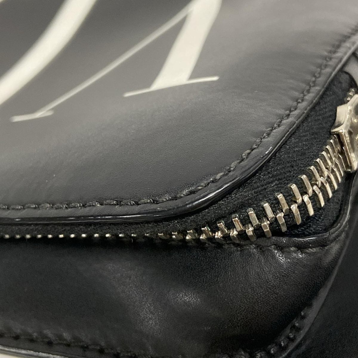 VLTNロゴレザークロスボディバッグ 黒