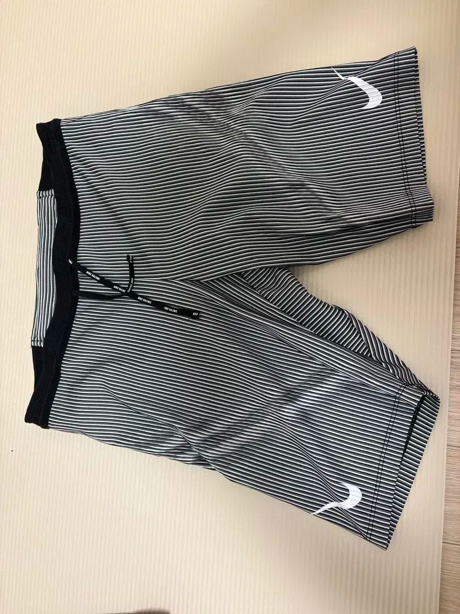 ナイキ エアロ スイフト タイツ 半バニー