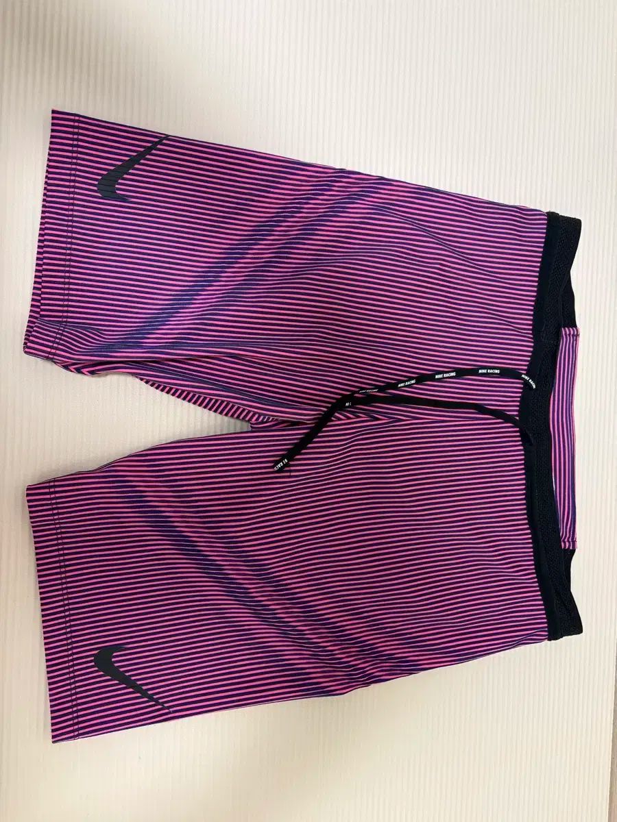 ナイキ エアロ スイフト タイツ 半バニー