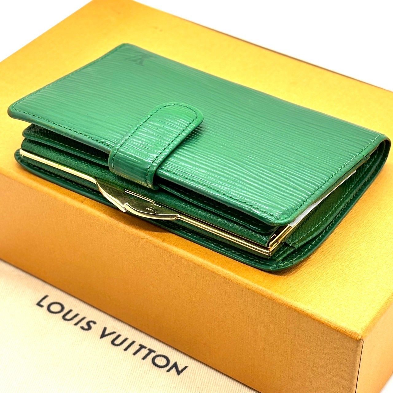 日常に溶け込む上質 LOUIS VUITTON ルイヴィトン 二つ折り財布 エピレザー がま口 ポルトフォイユヴィエノワ M63244 グリーン