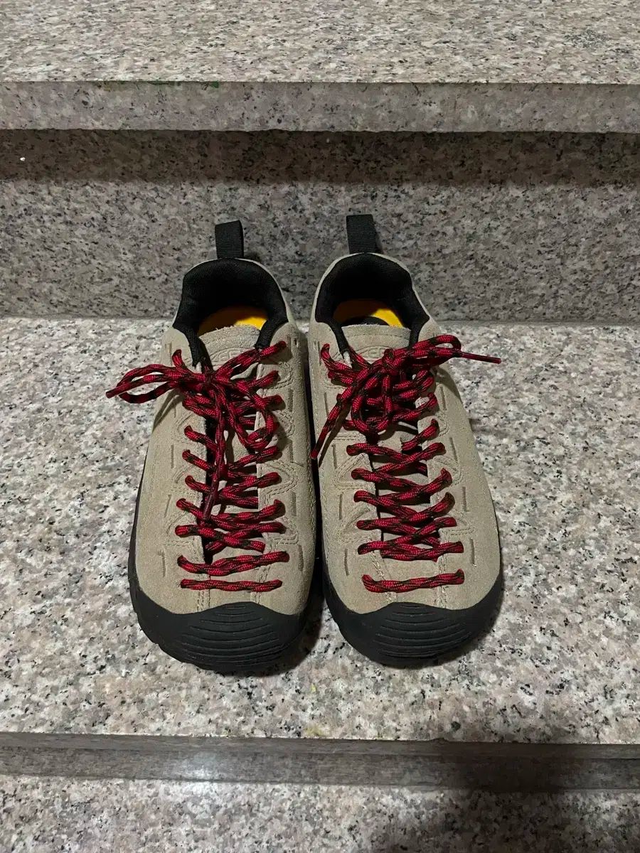 KEEN ジャスパー 明るい ベージュ レディース スニーカー