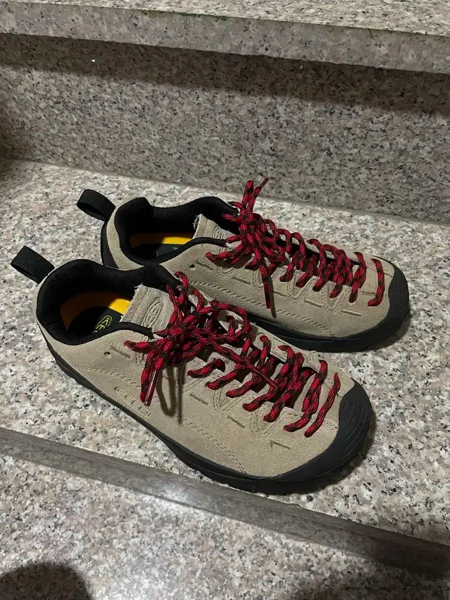 KEEN ジャスパー 明るい ベージュ レディース スニーカー